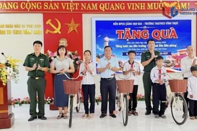 Quảng Ninh: Tặng quà học sinh có hoàn cảnh khó khăn trước thềm năm học mới