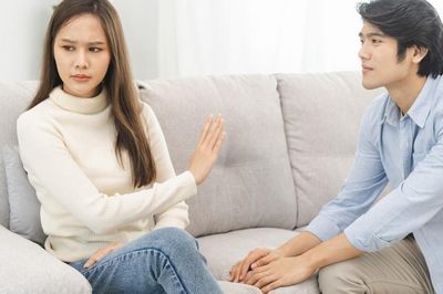 Vợ chồng tôi tiền ai nấy giữ, nhưng anh muốn hiếu kính mẹ bằng tiền của tôi