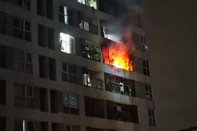 Cháy căn hộ tầng 9, chuông báo động đánh thức cư dân lúc rạng sáng