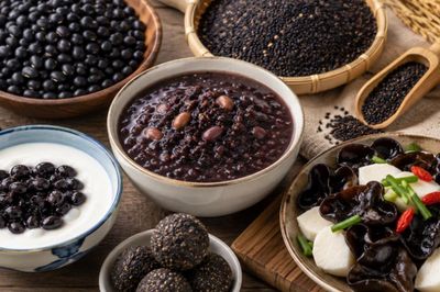 4 thực phẩm màu đen dưỡng thận, giúp tóc đen theo YHCT