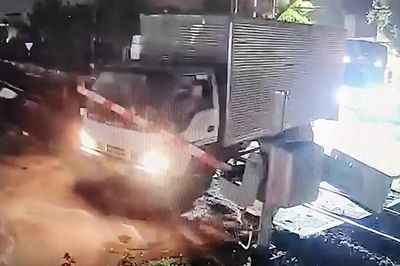 Thót tim cảnh xe tải thoát nạn trong gang tấc trước khi tàu hỏa lao tới
