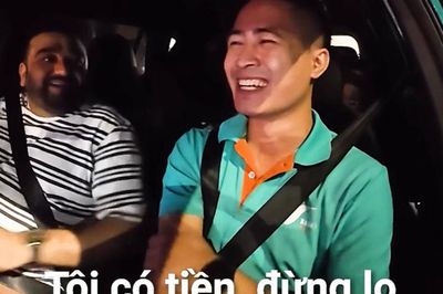 Đang đi taxi, du khách Ấn Độ bất ngờ nói một câu khiến tài xế bật cười