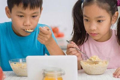 Tác hại khi trẻ vừa ăn vừa xem điện thoại, ti vi và cách khắc phục