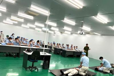 Người lao động Khu công nghiệp Thăng Long được huấn luyện kỹ năng PCCC và CNCH