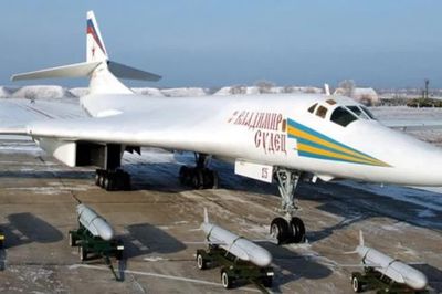 Tu-160 và Kh-101: Vì sao oanh tạc cơ không cần bay vào vùng phòng không?