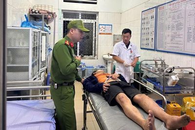 Giải cứu nam thanh niên lao xe rơi xuống vực trong đêm ở Lào Cai