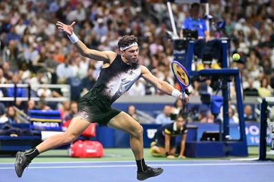 Ben Shelton thắng áp đảo Tsitsipas, hẹn Alcaraz ở tứ kết US Open