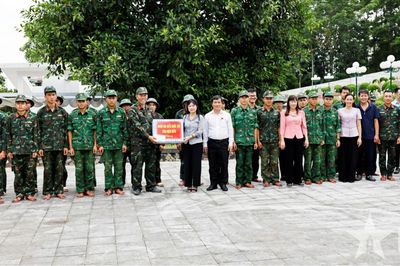 Điện Biên: Đoàn đại biểu Quốc hội tỉnh thăm, tặng quà lực lượng thực hiện 'Chiến dịch 500 ngày đêm'