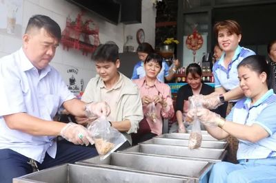 Tiệm cơm xoay vòng, lan tỏa yêu thương