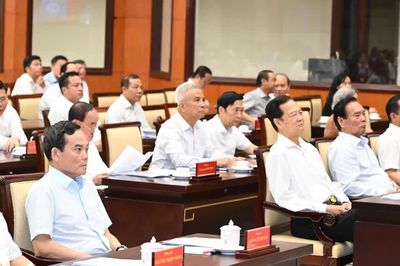Lấy ý kiến cán bộ, đảng viên và người dân về việc triển khai Nghị quyết số 24-NQ/TW