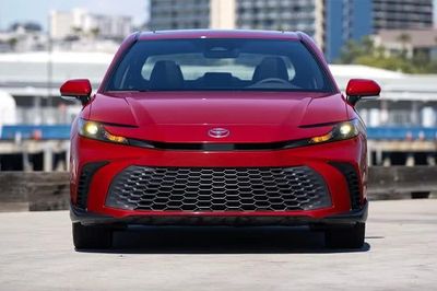 GALLERY] Toyota Camry 2027 giá 'mềm' hơn, hybrid sẽ là lựa chọn duy nhất