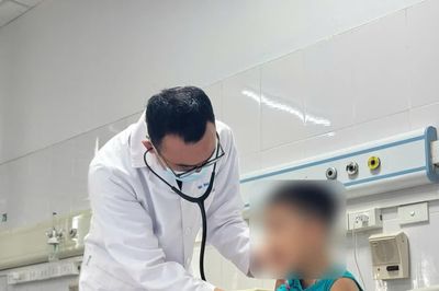 Bé trai 4 tuổi sốt 40 độ C liên tục, phát hiện nhiễm Adenovirus