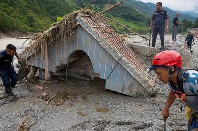 Người phụ nữ Nepal bất ngờ sống lại sau 10 ngày giữa bùn đất của lũ quét
