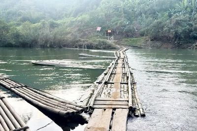 Chủ tịch Lạng Sơn yêu cầu chấm dứt việc học sinh đi bè, mảng qua sông đến trường