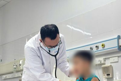 Trẻ sốt cao kéo dài, coi chừng mắc Adenovirus