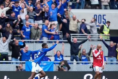 Vừa ra mắt, tân binh Everton đã khiến MU choáng váng