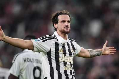 Bàn thắng phút bù giờ cứu Juventus thoát thua Milan