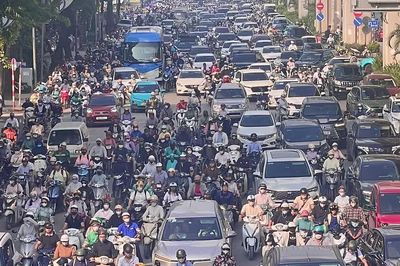 Kẹt cứng nhiều tuyến phố Hà Nội ngày đầu học sinh đến trường sau khai giảng