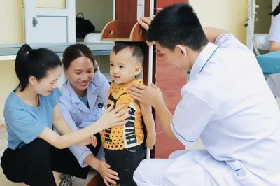 Thanh thiếu nhi và người dân được đo chỉ số cơ thể, tư vấn dinh dưỡng miễn phí