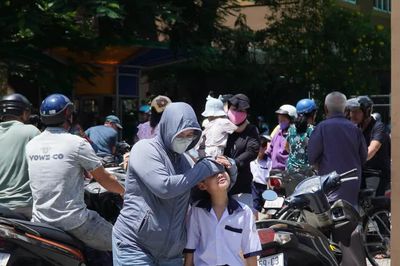 Tất tả 'xoay ca' đưa đón con vì trường chưa tổ chức bán trú