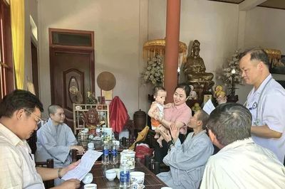 Bé gái 11 tháng tuổi bị bỏ rơi tại chùa, kèm lá thư của người mẹ