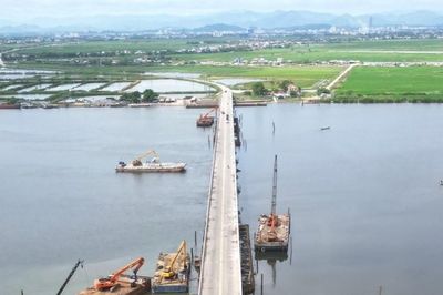 Hình ảnh đập ngăn mặn từng lớn nhất Đông Nam Á được sửa chữa khẩn cấp