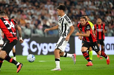 Juventus thoát thua AC Milan phút bù giờ