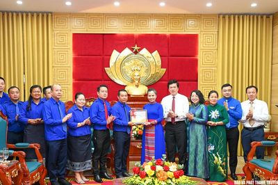 Phó Bí thư Tỉnh ủy Võ Thị Minh Sinh tiếp Đoàn đại biểu Thanh niên Thủ đô Viêng Chăn
