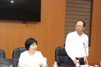 Phó Chủ tịch Thường trực UBND tỉnh Bùi Thanh An dự sinh hoạt Chi bộ Nghiệp vụ - Dự toán - Pháp chế thuộc Đảng bộ Thuế tỉnh