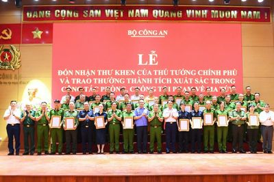 Trao thưởng các tập thể có thành tích xuất sắc đấu tranh với tội phạm ma túy