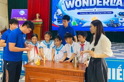 Nhóm học sinh trường chuyên Hà Nội đưa khoa học đến gần trẻ em Nghệ An