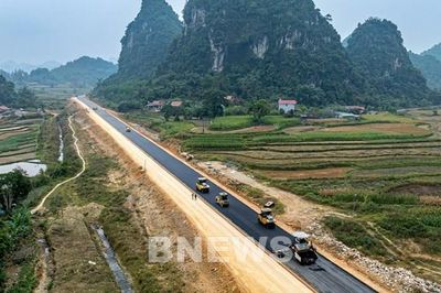 Cảnh báo mất an toàn khi tự ý vào cao tốc đang thi công