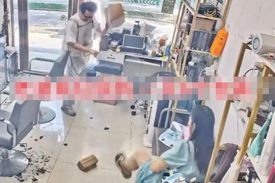 Vợ nhận 6 đơn hàng online trong một ngày, người chồng ném xuống đất rồi nói một câu nhói lòng