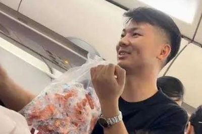 Đưa con trai 8 tháng tuổi lên máy bay, người cha có hành động gây xôn xao