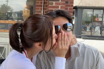 Son Tae Young ngọt ngào hôn Kwon Sang Woo sau 18 năm cưới