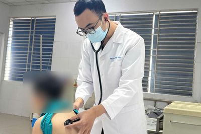 Bé trai 4 tuổi sốt cao khó kiểm soát, phát hiện nhiễm Adenovirus