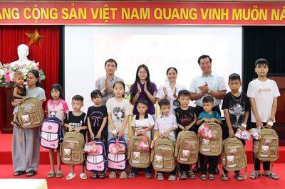 Trao 330 suất quà tới bệnh nhi tan máu bẩm sinh và trẻ chuyên biệt