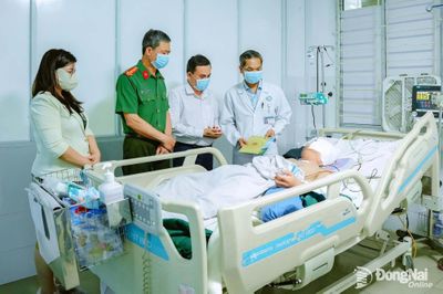 Phó Chủ tịch UBND thành phố Đồng Nai Lê Trường Sơn thăm, động viên bệnh nhân trong vụ án tại xã Bình Minh