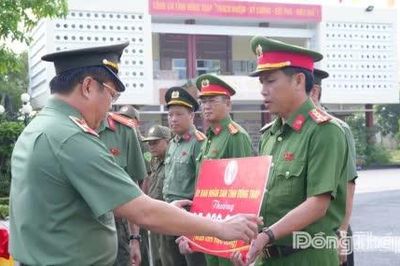 Khen thưởng đột xuất tập thể, cá nhân có thành tích xuất sắc trong đấu tranh phòng, chống tội phạm