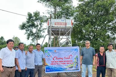 Bàn giao công trình giếng khoan cho làng Bia Tih