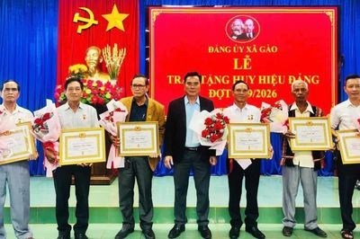 Đảng ủy xã Gào trao tặng huy hiệu Đảng cho 6 đảng viên