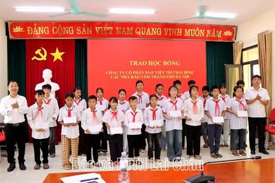 Trao quà cho học sinh trên địa bàn xã Pa Tần