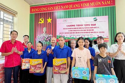 Trao tặng quà cho các đối tượng khó khăn tại Trung tâm Bảo trợ xã hội Hà Nam, tỉnh Ninh Bình