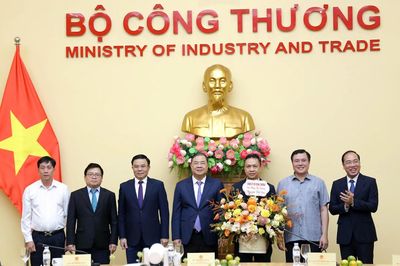 Trao Quyết định bổ nhiệm Thứ trưởng Bộ Công Thương Nguyễn Việt Sơn