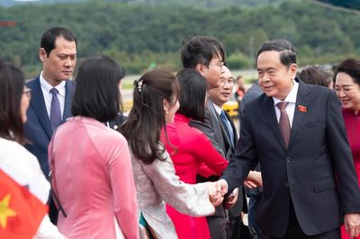 Chủ tịch Quốc hội đến Thủ đô Seoul, bắt đầu thăm chính thức Hàn Quốc