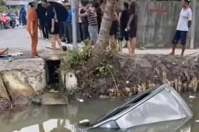 Xe ô tô bất ngờ lao xuống mương nước, 5 người thương vong