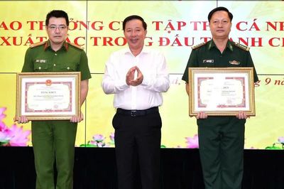 Khen thưởng lực lượng tham gia bắt giữ hơn 19kg ma túy qua biên giới