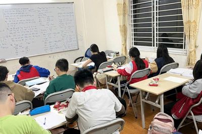 Dạy một môn ở trường, giáo viên có được dạy thêm môn khác cho cùng học sinh?