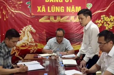 Phó Trưởng đoàn chuyên trách Đoàn đại biểu Quốc hội tỉnh dự cuộc họp Thường trực Đảng ủy xã Lũng Nặm