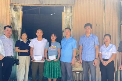 Xã Lý Bôn thăm, động viên gia đình bị cháy nhà
